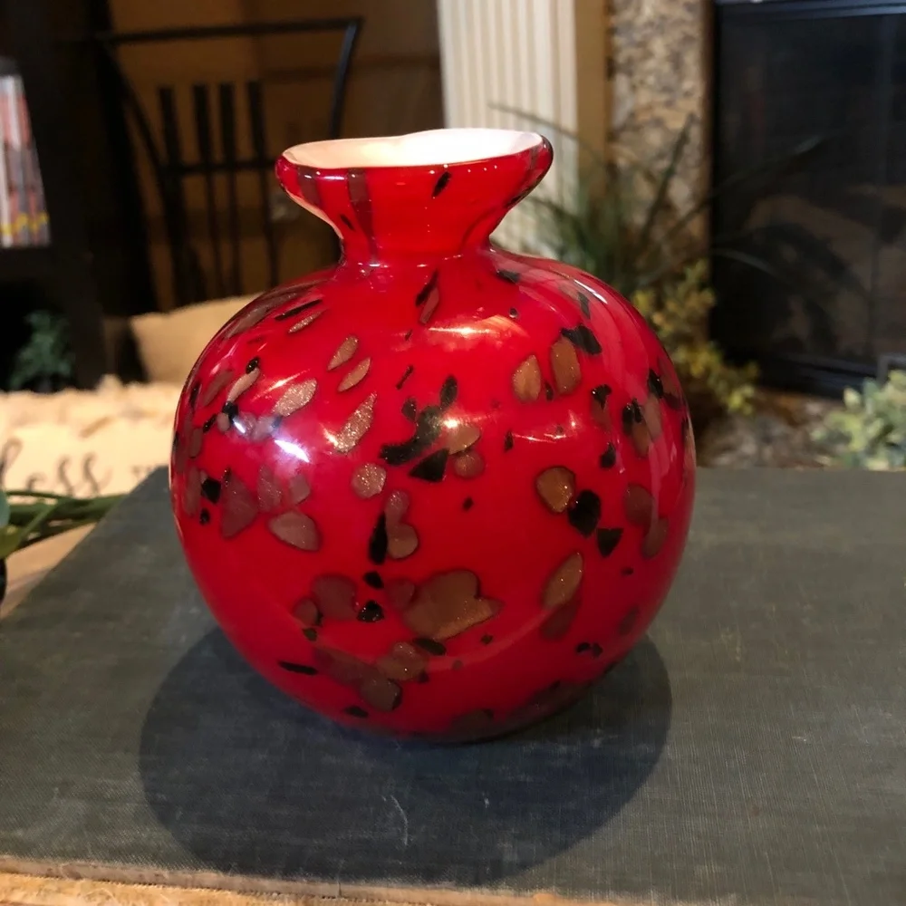 Beautiful Red Art Glass Vase With Gold Flecks Cased White Glass 8 Inches. - Picture 6 of 6